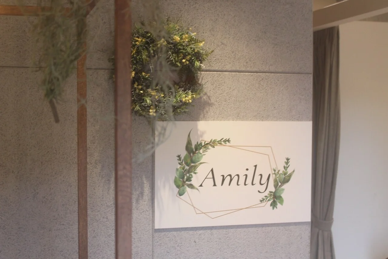 成田東町店のAmilyロゴ看板